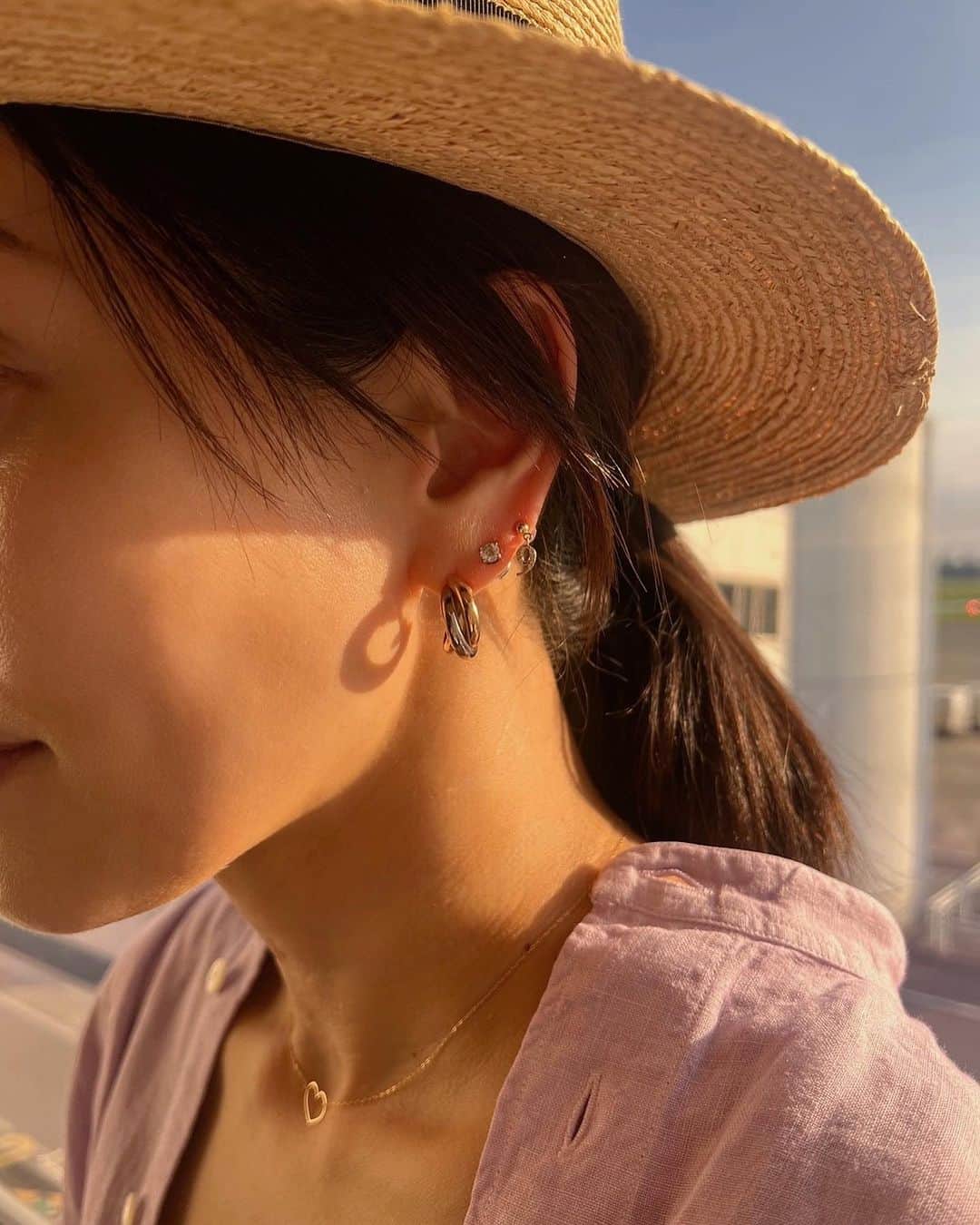 亀恭子のインスタグラム：「@enasoluna_official  ナンバーピアス。  マイナンバーの9を♡  10代の頃、ピアスの穴を開けたくて開けたくて…で 左は3つも開けて。 （右は2つ）  イヤカフもあるし。 ここ10数年、3つも使わないなぁと思ってたけど  今また活用出来てる☺︎  #earrings #enasoluna #tiffany #cartier #♡」