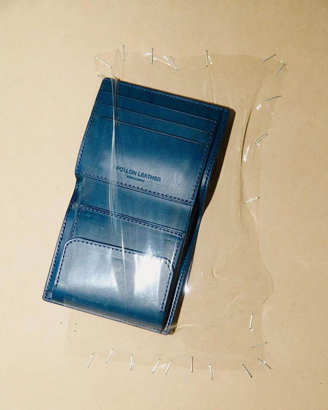 のインスタグラム：「⚡McGuffin Street News⚡  2022年からアトリエショップを構える横浜発のレザーブランドのAPOLLON LEATHERが新商品を7/29(sat)に下高井戸にあるHATOS OUTSIDEにて販売開始。  APOLLON LEATHERはベルトやウォレットを中心とした革小物を中心に全てハンドメイドで製作しているレザーブランドだ。 約1年ぶりとなる今回の小物の新商品では、wallet類を中心に14種類を展開している。 植物タンニン鞣し、スムース仕上げのイタリアンオイルレザーを使用している。 使えば使うほど愛着が沸く、艶感と風合いの出やすい上質なイタリアンオイルレザー。 APOLLON LEATHERのアイテムと共に「経年」を美しいものと感じていただけたら幸いだ。  手作業で作られた、温もりのあるアイテムを是非お手に取って見てほしい。  2023/7/29(sat)-2023/8/6(sun) 7/31(mon) close  @apollon_leather  📍 @hatos_outside   8days pop up store in Tokyo.  stylist @2______g photographer @rynsk_kny   #apollonleather #leather #tokyo #shimotakaido」