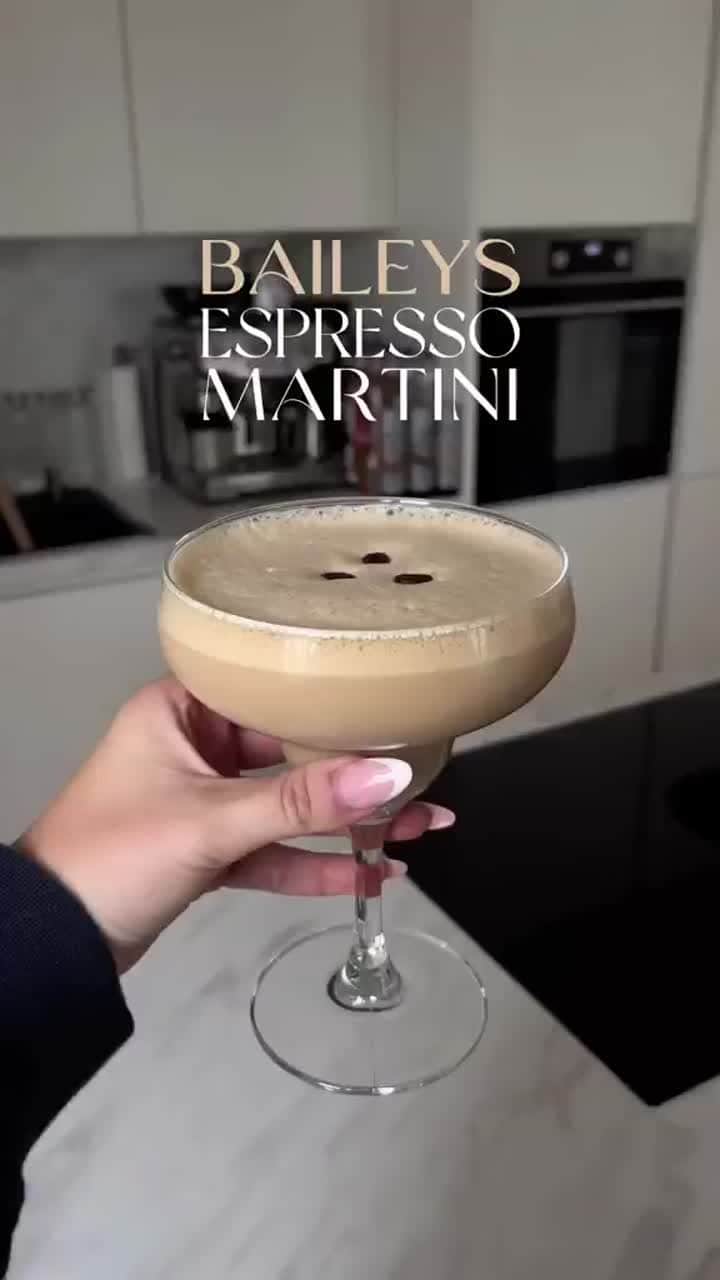 ELLE Brasilのインスタグラム：「Já pensou em dar uma turbinada no seu café? Espresso martini e Cold Brew Tonic são apenas alguns drinks que usam o café como base e que viraram moda nos últimos tempos. A gente, particularmente, ama – e foi buscar aprender a fazer. Para drinques mais frutados e suaves, exemplares mais delicados e ácidos, com torra suave, podem ser a pedida. Torras intensas, com notas de chocolate e amêndoas, seguram misturas potentes e podem levar mais amargor à receita, caso seja esse seu desejo. O espresso e o cold brew (técnica de extração ao frio) estão entre os mais usados na coquetelaria. O primeiro traz frescor à mistura. O segundo, praticidade e durabilidade de cerca de 10 dias na geladeira, além de ser mão na roda para quem tem preguicinha. Basta comprar o cold brew pronto na cafeteria do coração ou pedir pela internet.  Nunca experimentou? Então corra já para o nosso site que tem receita de seis drinks deliciosos para uma sacudida no seu sábado. Tim-tim!」