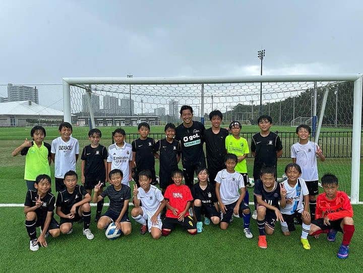 太田吉彰のインスタグラム：「ストライカーキャンプ　  先日、千葉県にあるJFA夢フィールドで GINGA F.C. 主催のストライカーキャンプにコーチとして呼んでいただきました。  暑い中のスタートから急に大雨となったけれど、子供達は真剣にトレーニングしてくれました。  GINGA F.C.関係者の皆様 ありがとうございました。  #サッカー教室　#サッカースクール　 #サッカークリニック　#トレーニング　#サッカー　#太田吉彰　 #サッカー少年団　#小学生　 #太田吉彰サッカーアカデミー  #YOSHIAKIPEAKPERFO RMANCEACADEMY」
