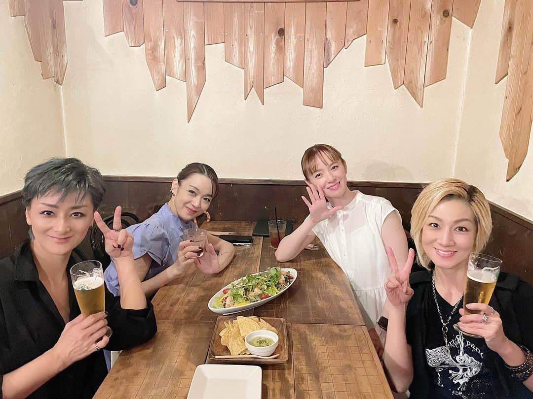 美乃杏花のインスタグラム：「☆ 本日は、カフェ・ド・ヴォアラにて本番🎤  金曜日は４人でリハーサルでした😊  新曲あり、久しぶりの曲ありでドキドキでしたが、安心メンバーで和気藹々と楽しいリハーサルとなりました♬  リハーサル後は、お決まりの『ご飯の心配ばかりする奴ら』で晩ご飯😃💕  初めて行きましたが、メキシコ料理のお店へ🇲🇽  どれもすごく美味しくて、いろんなお話も出来て楽しい時間でした✨  本日の本番も楽しみ😍❤️  お気を付けてお越し下さいませ💕  #お稽古 #リハーサル #晩ご飯 #メキシコ料理 #和気あいあい #楽しい時間 #元宝塚歌劇団 #宝塚og #鳴海じゅん #綺華れい #珠まゆら #美乃杏花」