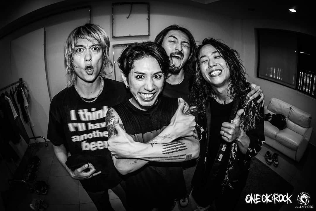 Toru のインスタグラム：「We love Italy so much!!🇮🇹💚 Thank you to all the fans who came out!! We had an amazing time. Also thank you again!!⚡️⚡️ @muse  We’ll definitely come back Europe again!!!!  📸 @julenphoto  #oneokrock  #willofthepeople  #royalblood  #luxurydisease」
