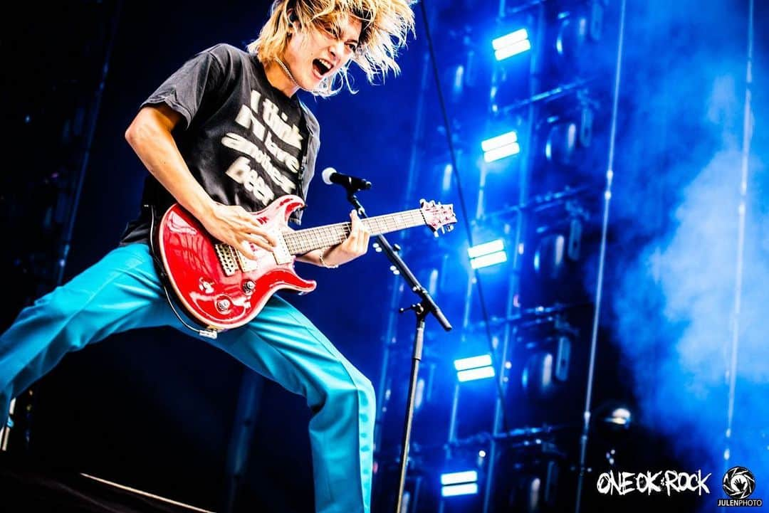 Toru さんのインスタグラム写真 - (Toru Instagram)「We love Italy so much!!🇮🇹💚 Thank you to all the fans who came out!! We had an amazing time. Also thank you again!!⚡️⚡️ @muse  We’ll definitely come back Europe again!!!!  📸 @julenphoto  #oneokrock  #willofthepeople  #royalblood  #luxurydisease」7月23日 7時45分 - toru_10969