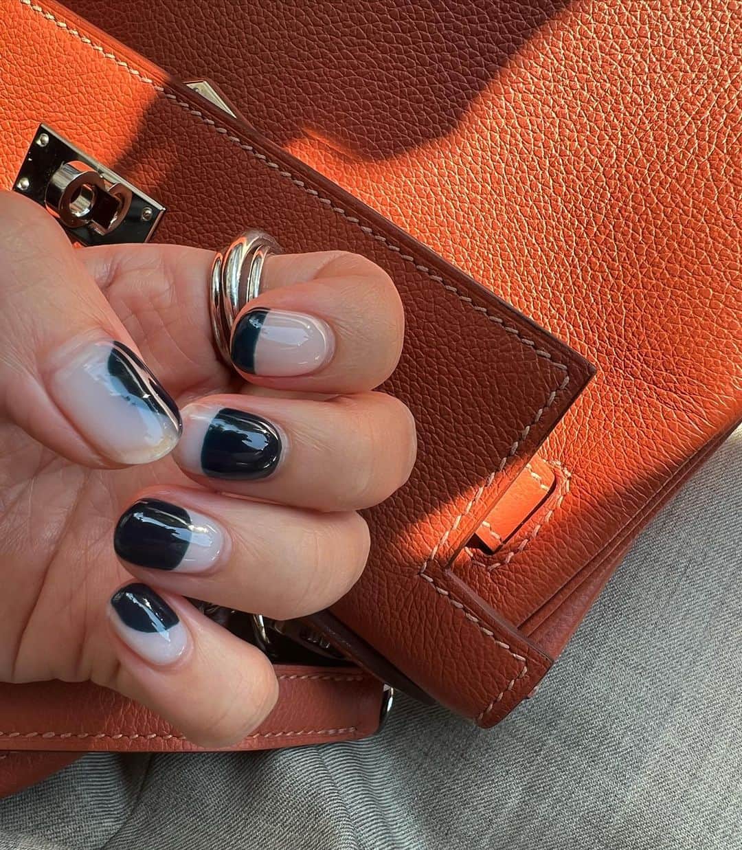 山内一世のインスタグラム：「夏のこっくりnavy🫐🪁  #nails #nailart #ジェルネイル」