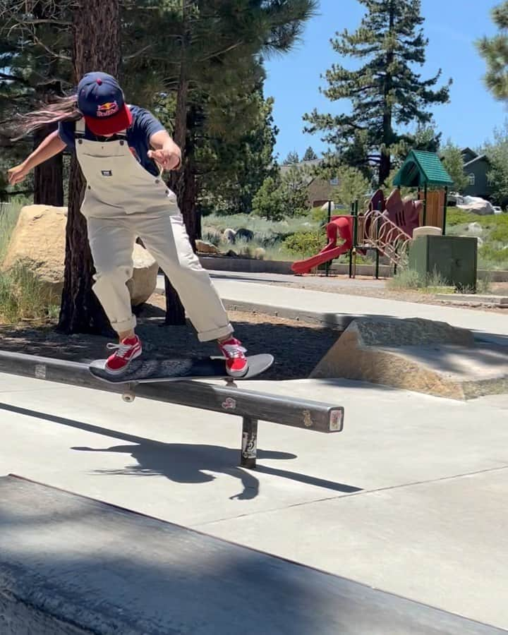 四十住さくらのインスタグラム：「🦣Mammoth was so much fun🏔️  thank you @aki_casas_ 😘 アキとペアルック🤍🖤  #mammoth #chill #skate  #iloveskateboarding #fun  #怪我から #80日 #リハビリスケート #第一生命  #マンモス #朝の散歩 #松ぼっくり #デカすぎ」