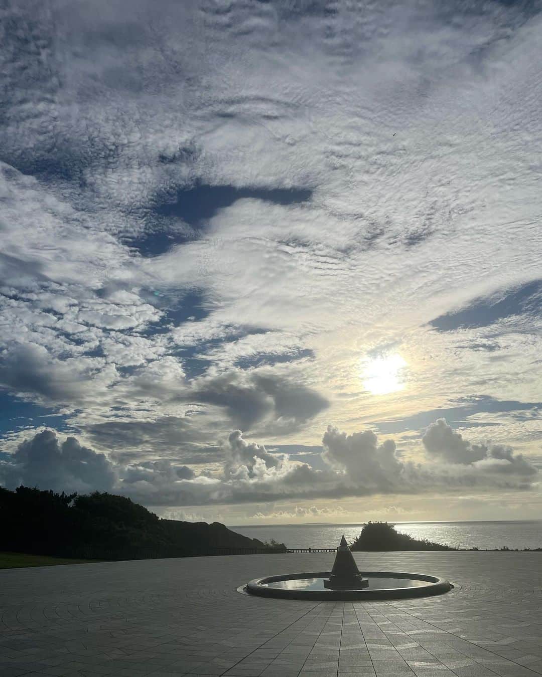 キャンヒロユキさんのインスタグラム写真 - (キャンヒロユキInstagram)「おはようございます。 平和記念公園の朝。 清掃をされている団体さんがいらっしゃいました。  沖縄にお越しの皆さん、キレイな海やアクティビティも良いですが、こちらにも一度ぜひ足をお運びください。」7月23日 8時10分 - kiyancan