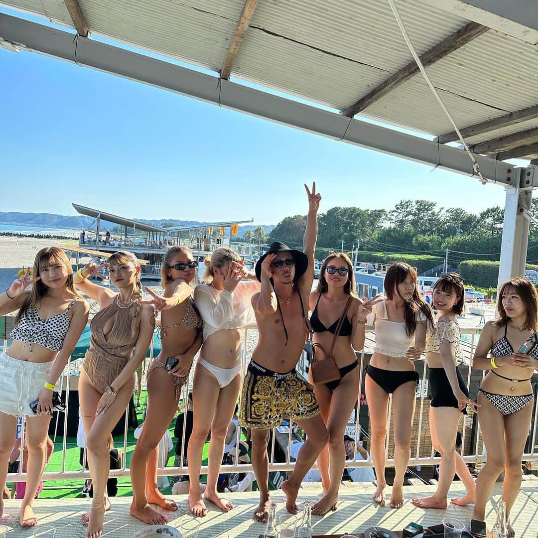 イルマニアのインスタグラム：「ギャルが寄ってくる季節がきました☀️ 先日は静波海岸　beach house party お疲れ様でした🫶 最高に楽しいパーティーでした🙌🫶  パーティーの様子載せていきます🫶  とりあえず夏はギャルしか勝たん❤️  #イルマニア#mcma#summer#夏#静波海岸#beachhouse0014 #海の家#ギャル#パリピ#party」