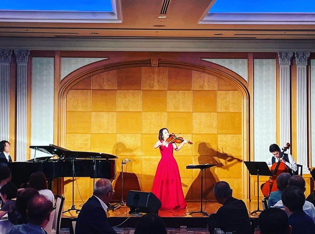 牧山純子のインスタグラム：「昨日はクラシカルトリオの達也さん、中林くんと日帰りで名古屋。 へーベルメゾン40周年記念のサンクスパーティーで演奏させていただきました！ お客様があたたかく、真剣に聴いてくださり嬉しかったです。お世話になった主催者さま、スタッフの皆さま、ありがとうございました。素敵な出会いに感謝☺️  本日も暑さ対策をしっかりしてお過ごしくださいませ。  #クラシカルトリオ #jazz #classic #jazzviolin #violin」