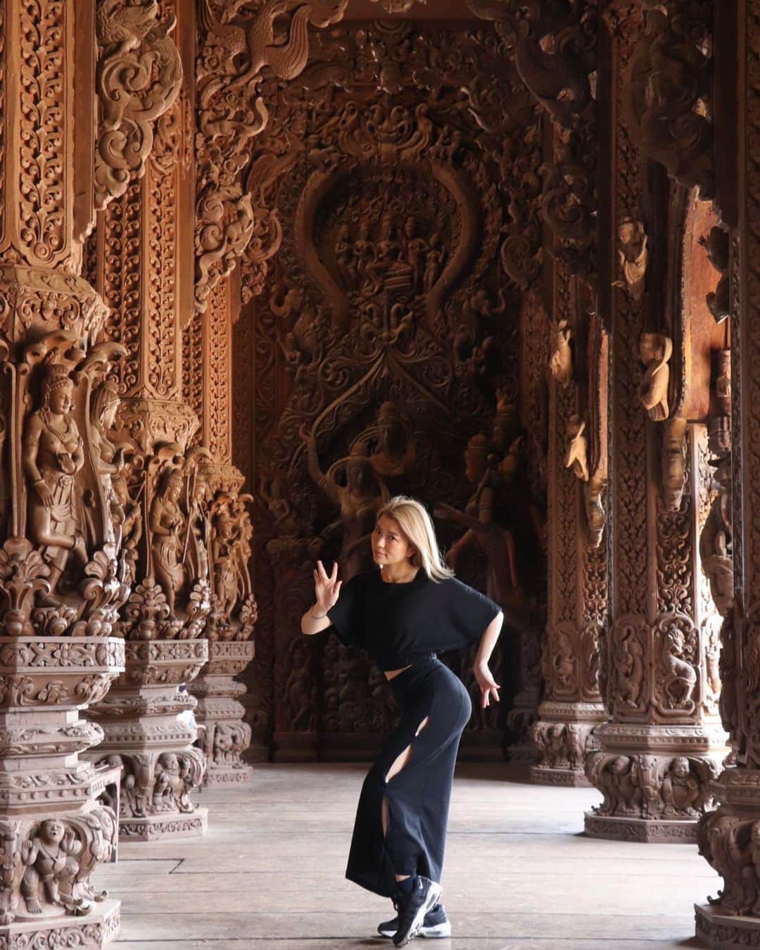 あきまっくすのインスタグラム：「📍The Sanctuary of Truth🇹🇭  かなり奇抜で圧巻！な建物でした。 暑すぎてギブ🥹ってなったけど、またゆっくり見に行きたいなぁ🫶🏽 . . . #タイ旅行  #パタヤ #タイ観光  #sanctuaryoftruth  #thai #pattaya」
