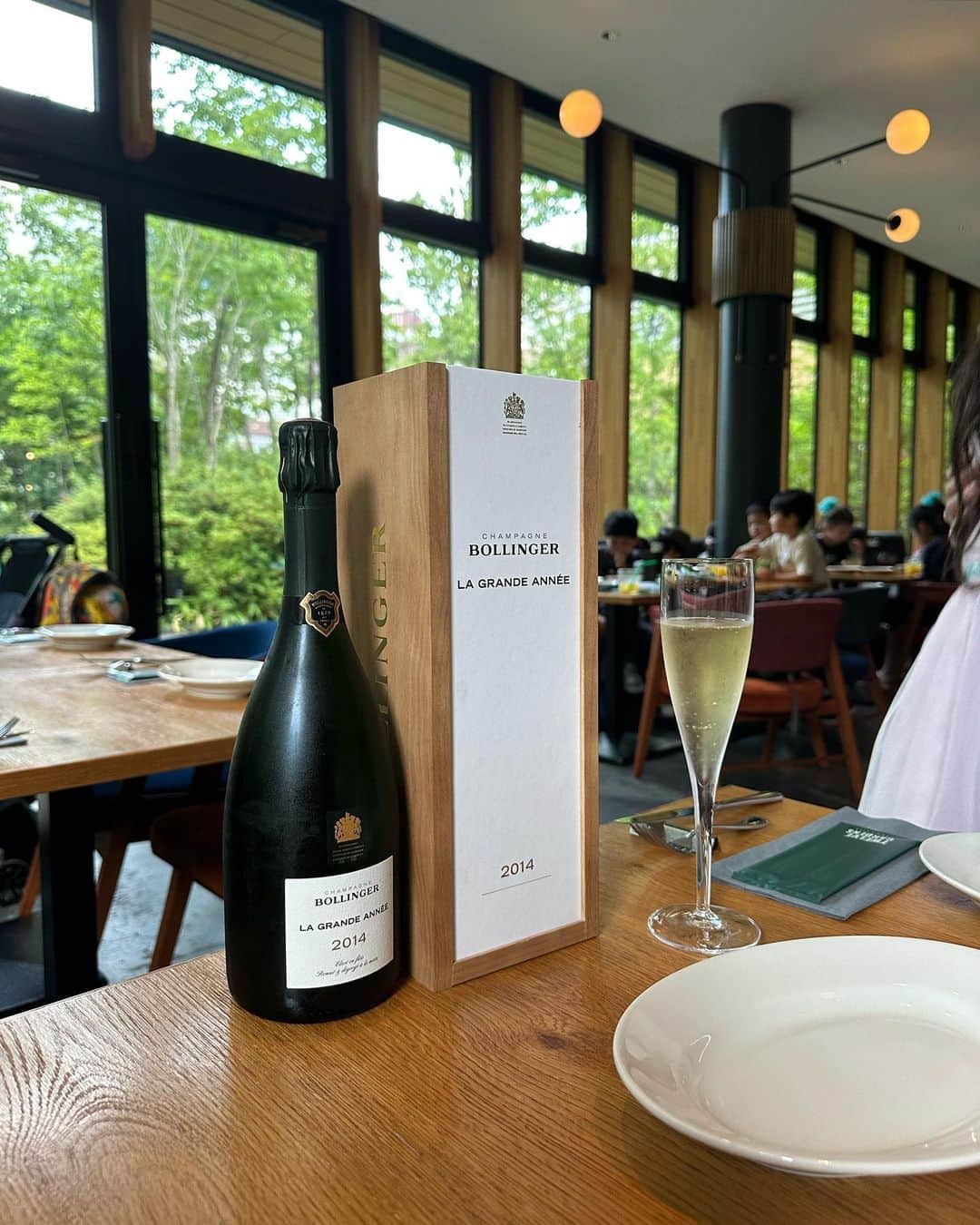 稲川千里のインスタグラム：「📍 TWELVE GARDENS BAR&GRILL @twelvegardens.tokyo   開放的な窓 綺麗な緑 外は猛暑の中で、涼しいお部屋 冷えた美味しいシャンパン  文字通り至福の時を過ごしました🥰🥂🍃  小学生のお姉ちゃんがエナのことをずっとお世話してくれて、パスタやお肉を少しずつ食べさせては汚れた口を拭いて「もっと食べる？ジュース飲む？」と…🥲💓  なんて優しいんだろう🧚🏻 娘たちもこんなに素敵な女の子になって欲しい🫶🏻  お姉ちゃん達に感謝の日😌🙏🏻🩷  #ママ会 #twelvegardens #トゥエルブガーデンズ #ガーデンカフェ #ガーデンダイニング #赤坂グルメ」