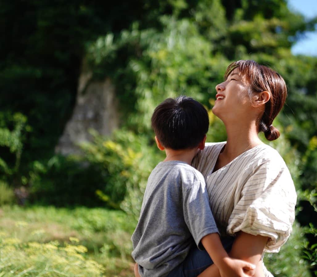 前田有紀のインスタグラム：「次男3歳になりました。 元気に育ってくれてありがとう！  いつもニコニコ明るい博愛主義の次男。 本人がご機嫌なだけでなく、さりげなく空気を読んで家族や周りの人が笑顔になれるようなことを発言したり行動するシーンが結構あって、小さい彼なりに周りを大切に思ってるのがわかる。  彼が生まれて、我が家は間違いなくよく笑うようになった！ たくさんの笑顔をもたらしてくれてありがとう。まだ生まれて三年なのに、コツコツ徳を積んでいる姿に見習うことがたくさんある。時々、自分よりも周りを優先して我慢してるところを見かけるので、本人が幸せに思える時間もしっかり確保してあげたいな。」