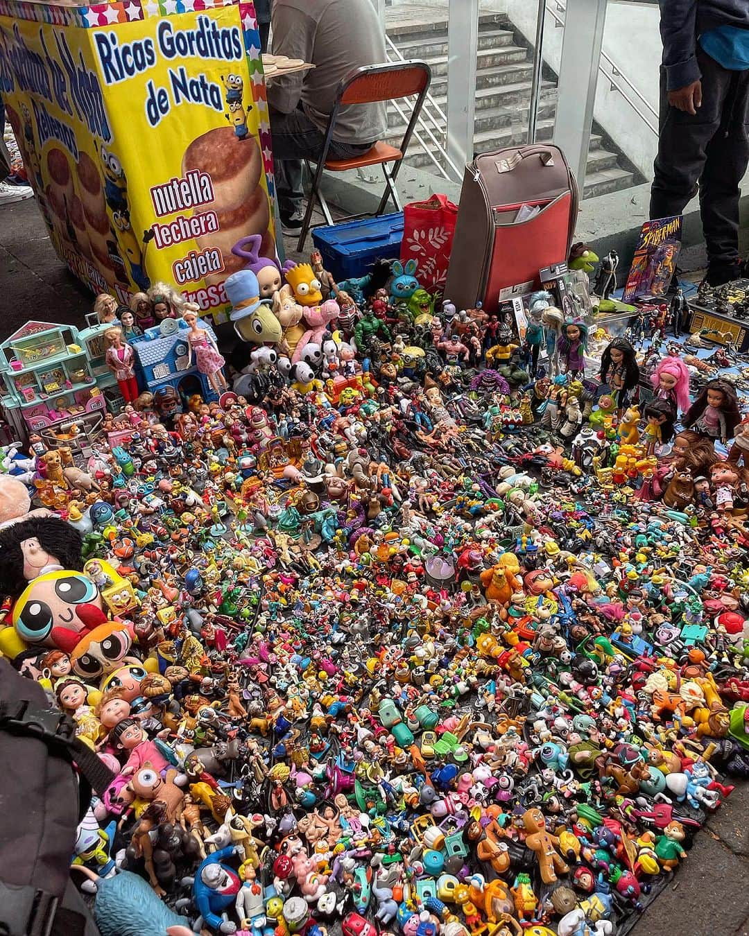 Jason G. Sturgillさんのインスタグラム写真 - (Jason G. SturgillInstagram)「Photo dump of first half of the first day in CDMX. SENSORY OVERLOAD. #bibliotecavasconcelos is something straight out of inception. Epic vintage toy flea market #comicsrockshow that went on for days. Another gigantic flea market we went to was the El Chopo that was so overwhelming I forgot to take photos. Kudos to @m_sean_oconnor for the best Airbnb recommendation and the first cafe we went to that will be hard not to go back everyday, @blendstation_」7月23日 8時49分 - jgspdx