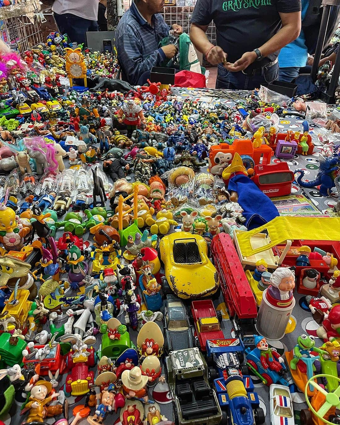 Jason G. Sturgillさんのインスタグラム写真 - (Jason G. SturgillInstagram)「Photo dump of first half of the first day in CDMX. SENSORY OVERLOAD. #bibliotecavasconcelos is something straight out of inception. Epic vintage toy flea market #comicsrockshow that went on for days. Another gigantic flea market we went to was the El Chopo that was so overwhelming I forgot to take photos. Kudos to @m_sean_oconnor for the best Airbnb recommendation and the first cafe we went to that will be hard not to go back everyday, @blendstation_」7月23日 8時49分 - jgspdx