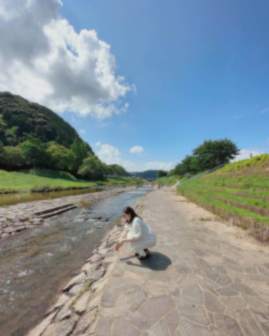 手島優のインスタグラム：「・  夫に写真頼んだら…  　  　  仕上がり妖精みたいになりました。  　 🙃　  毎回キセキ起こしてくれますうちの夫。🤳  #旅行　#写真　#ブレ　#奇跡  #笑 #夫婦　#夫　#不思議　#新婚旅行 #幸せ　#感謝」