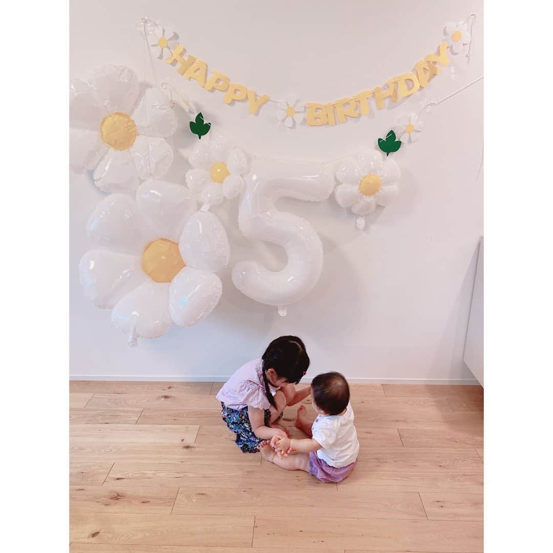 堀友理子さんのインスタグラム写真 - (堀友理子Instagram)「今月、長女が５歳になりました👧✨ 大きくなったねぇ！  アナ雪ブームからプリキュアに移行中🌸 でもまだプリンセス達も大好き👸  次女へのヤキモチも落ち着き、すごく可愛がってくれるように😌ただ、時々「誰が1番好き？」と聞かれます（そこは長女と言うようにしてます😂） あとやたらと次女を抱っこしたがるのでそれは心配😂  さらに気が強くしっかり者になっております😅✨✨  #5歳女の子 #５歳誕生日 #誕生日プレゼント　はプリンセスのバスボールと言われたけれど、 #浴衣　もプレゼント🎁 ケーキは #アイスケーキ31」7月23日 9時08分 - horiyurisanpo