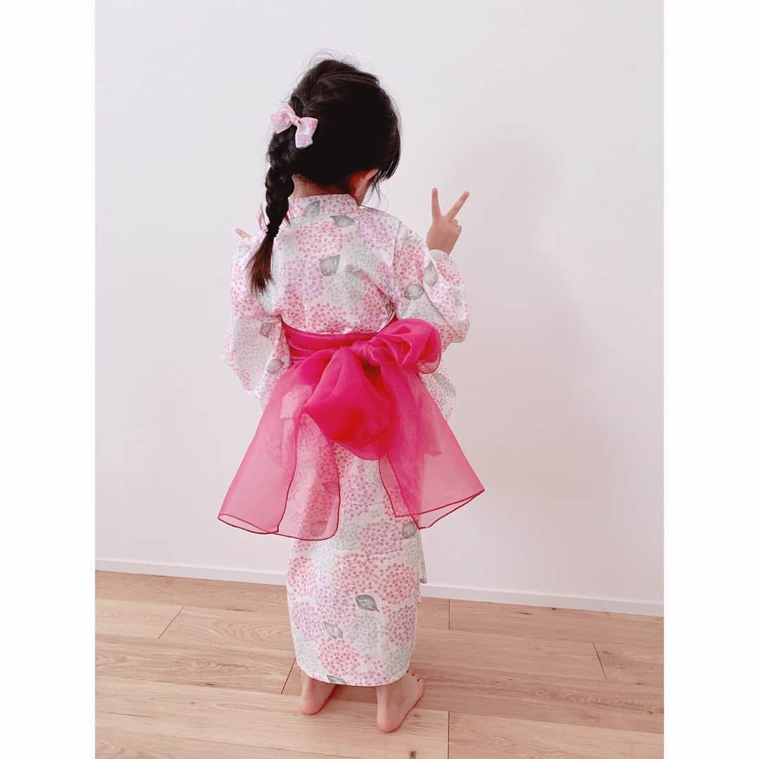 堀友理子さんのインスタグラム写真 - (堀友理子Instagram)「今月、長女が５歳になりました👧✨ 大きくなったねぇ！  アナ雪ブームからプリキュアに移行中🌸 でもまだプリンセス達も大好き👸  次女へのヤキモチも落ち着き、すごく可愛がってくれるように😌ただ、時々「誰が1番好き？」と聞かれます（そこは長女と言うようにしてます😂） あとやたらと次女を抱っこしたがるのでそれは心配😂  さらに気が強くしっかり者になっております😅✨✨  #5歳女の子 #５歳誕生日 #誕生日プレゼント　はプリンセスのバスボールと言われたけれど、 #浴衣　もプレゼント🎁 ケーキは #アイスケーキ31」7月23日 9時08分 - horiyurisanpo