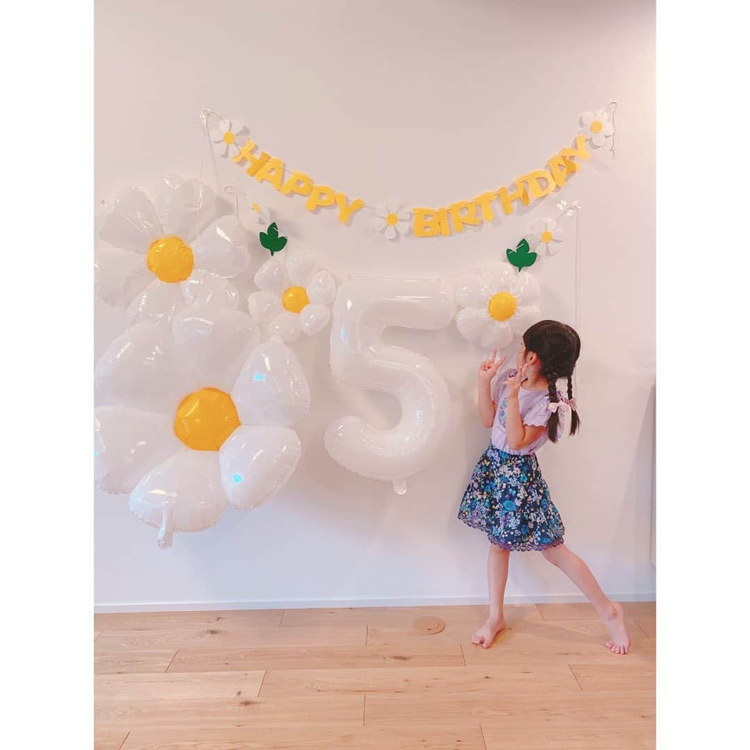 堀友理子のインスタグラム：「今月、長女が５歳になりました👧✨ 大きくなったねぇ！  アナ雪ブームからプリキュアに移行中🌸 でもまだプリンセス達も大好き👸  次女へのヤキモチも落ち着き、すごく可愛がってくれるように😌ただ、時々「誰が1番好き？」と聞かれます（そこは長女と言うようにしてます😂） あとやたらと次女を抱っこしたがるのでそれは心配😂  さらに気が強くしっかり者になっております😅✨✨  #5歳女の子 #５歳誕生日 #誕生日プレゼント　はプリンセスのバスボールと言われたけれど、 #浴衣　もプレゼント🎁 ケーキは #アイスケーキ31」