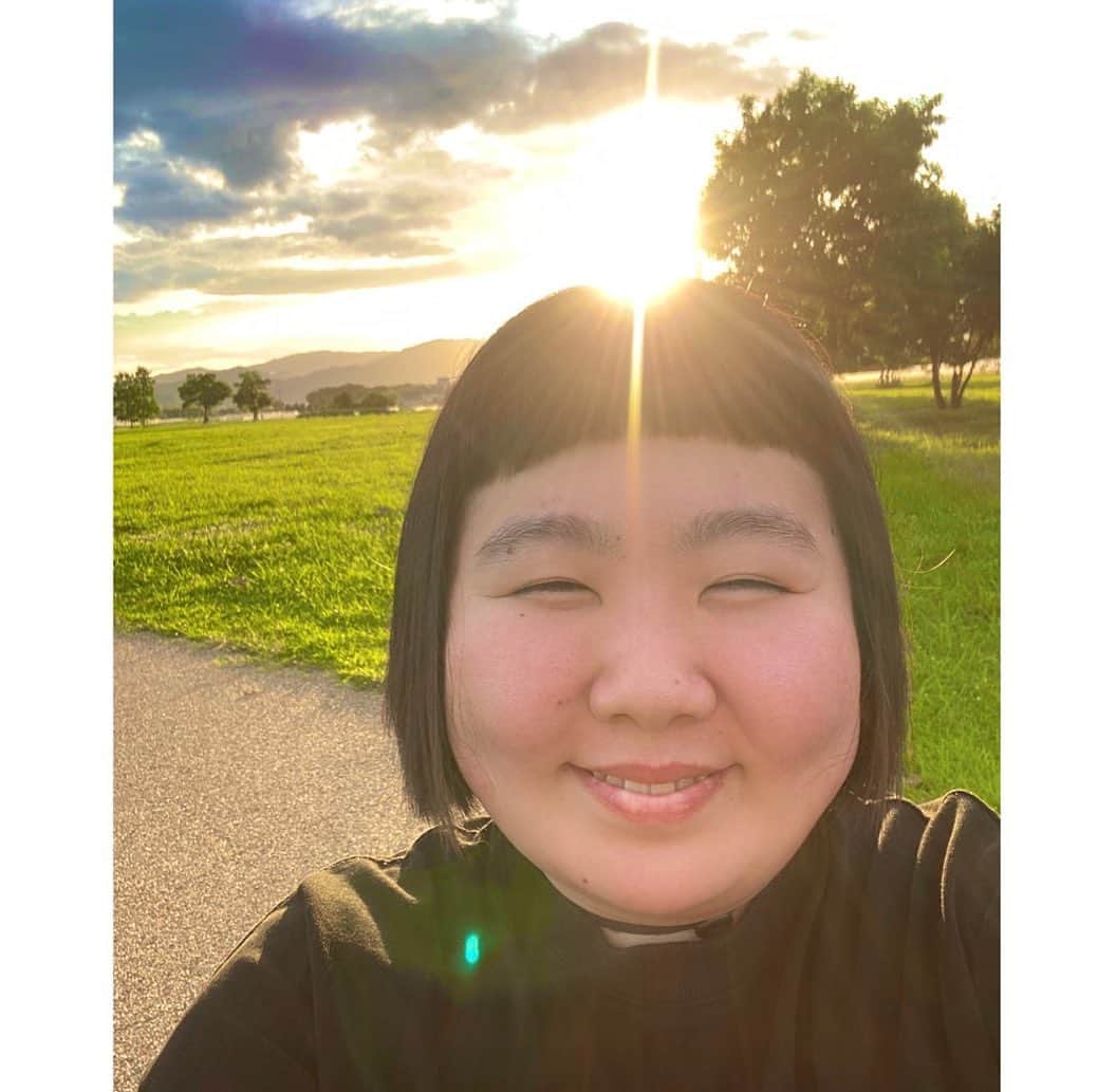 酒井藍のインスタグラム：「. おはようございます☀  この前、早朝に田原本町にある、唐古・鍵遺跡史跡公園にお散歩に行ったよー‼︎‼︎‼︎‼︎  めっちゃ広い公園で1周歩くだけでも、いい運動になるよ🤣✌️ 頭から、ザーッと汗流れたよ✌️  途中、日の出も見れたよ🌅👏👏👏  ほーら、私の頭頂部から朝日が登って来てるみたいだろー🌅🤣  ダイヤモンド富士みたいな写真撮れたよ🌅✌️  是非皆さんも、夏休みに田原本町遊びに来てねー❣️❣️❣️  #唐古鍵遺跡史跡公園  #たわらもとpr大使」