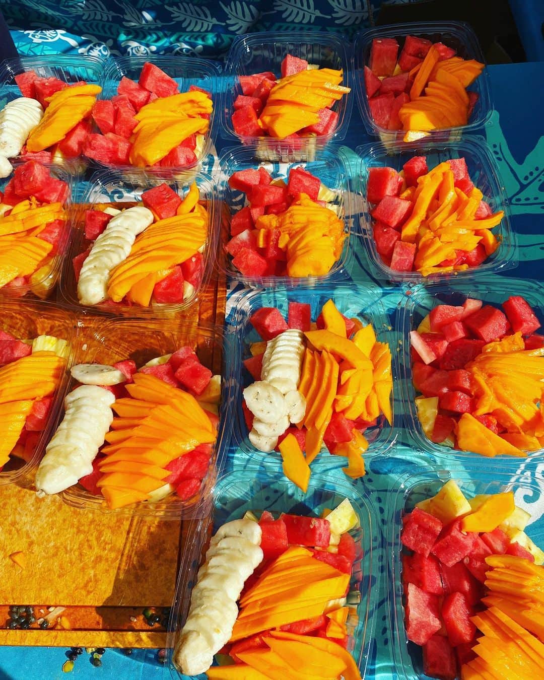 工藤まやさんのインスタグラム写真 - (工藤まやInstagram)「季節のフルーツがいっぱいのファーマーズマーケット。 思い思いのハワイアンプリントがまたいいんだよね❤️💚🩵🤍  #kakaakofarmersmarket  #hawaiianprint #saturday」7月23日 9時12分 - mayahawaii325