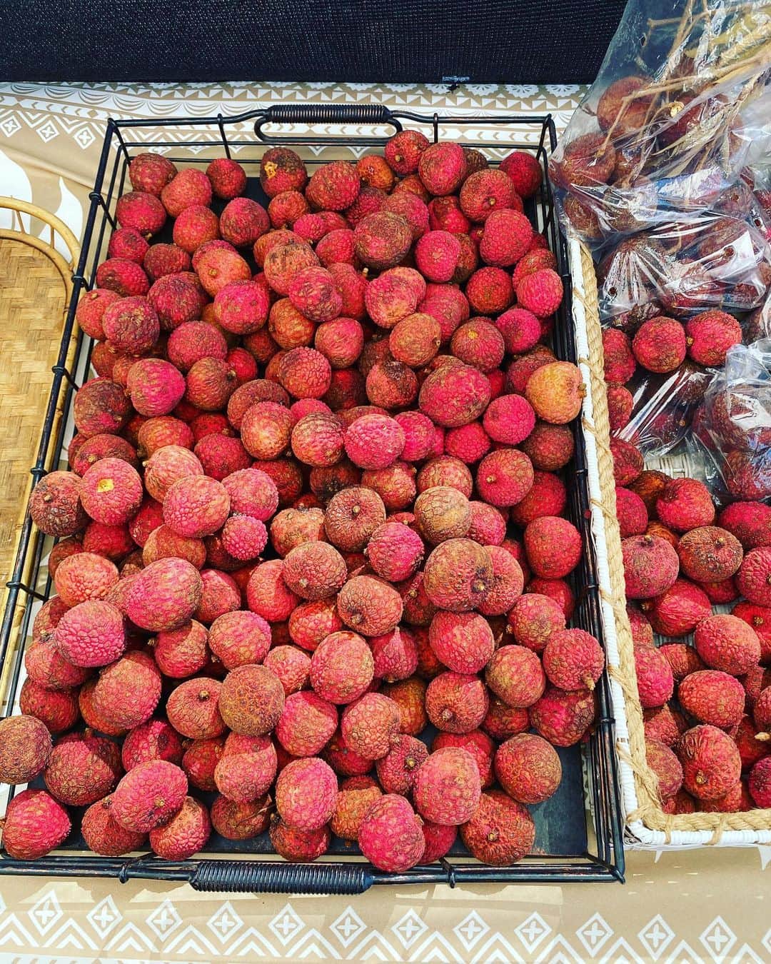 工藤まやのインスタグラム：「季節のフルーツがいっぱいのファーマーズマーケット。 思い思いのハワイアンプリントがまたいいんだよね❤️💚🩵🤍  #kakaakofarmersmarket  #hawaiianprint #saturday」