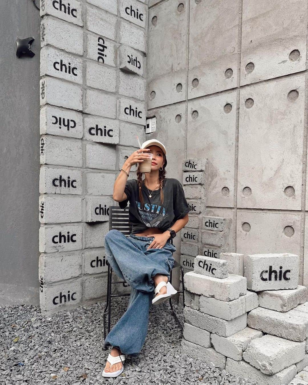 ✷kana✷のインスタグラム：「Danangのおしゃれカフェ巡り☕️🇻🇳  客は大半が韓国のインフルエンサーらしき子達でK-popの流れる不思議な空間でした笑  開放的で良き◎  📍 @chic.kafe」