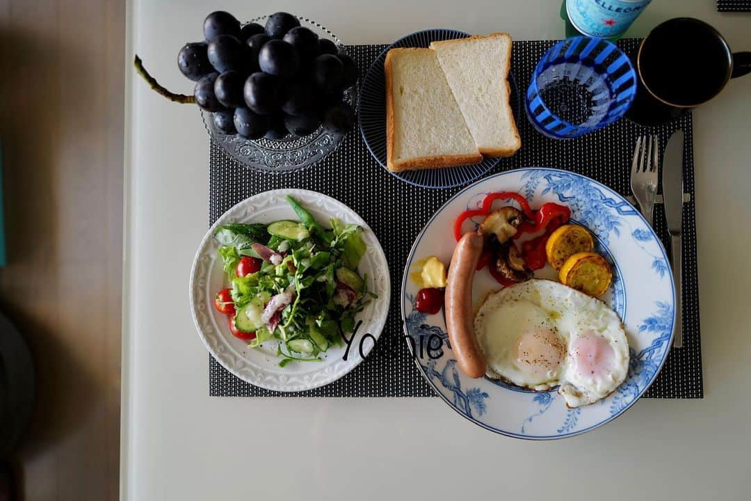 のインスタグラム：「みなさまおはようございます！  7月23日の朝です。  今朝は、タマヤパンの食パンで。  たまに購入するタマヤパン。  フワッと美味しいんですよ。  今朝は４枚切りをシンプルに焼いてバターをつけていただきました。  後は、サラダ、目玉焼き、平田牧場のソーセージ、焼き野菜、ピュオーネぶどうでご馳走様でした😊🙏  さて、日曜日もスケジュール一杯。  みなさまが素敵な日曜日になりますように❤️  #朝食#タマヤパン#サラダ#平田牧場のソーセージ #目玉焼き#美味しく頂きました🙏 #ごちそうさまでした」