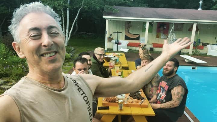 アラン・カミングのインスタグラム：「Tonight we celebrate atonal music (with sound this time!) cos it’s Saturday Night On Broadway!」