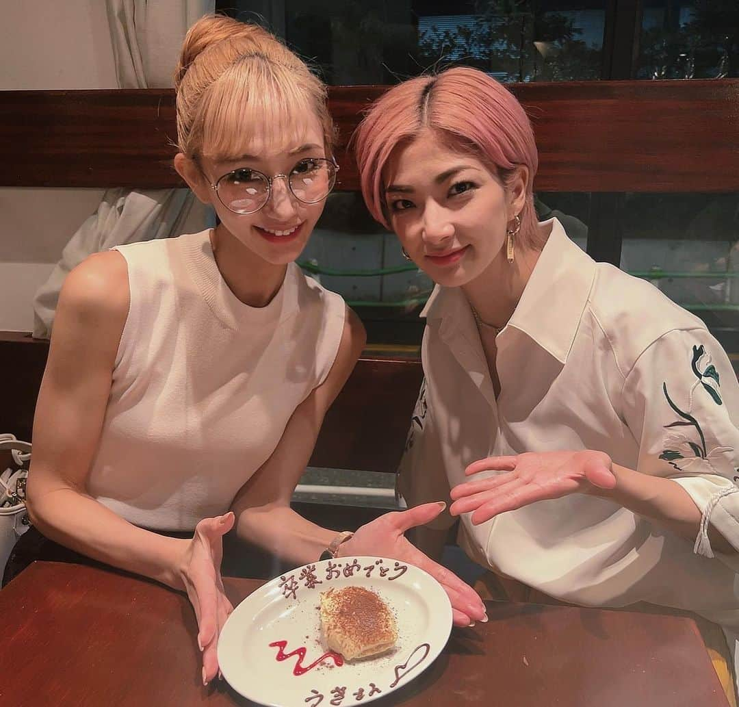 花瑛ちほさんのインスタグラム写真 - (花瑛ちほInstagram)「卒業したての美女とデートしてきた🤤💓 うきはねぇ、 現役時代、1番腹割って付き合ってきた同期だとおもう。 私のダメな所もダメな所もそれからダメな所も(はにゃ？)全て一旦受け入れてくれて、最後までちゃんと話を聞いてくれる人。 そして私に関しての記憶力が半端ないっ🤣 ねえまじでなんでそんなに覚えてんの？！www  宝塚辞めて色んな人と出会うけど、やっぱり同期って特別なんよね。 特にこの人は特別。すぺーしゃる。 これからはもっと気軽に会えるようになるから嬉しい🎵 とりあえず、LINEブロックしたくなるくらい連絡するね🥹？ 自撮りいらんと思うけど送り付けるね🥹？ 愛重めでごめんね🥹？ 大好きだーーー！！  うき、卒業おめでと☺️  #宝塚歌劇団 #雪組 #白峰ゆり #うき #同期 #95期 #もう綺麗になってぇ #それにしてもあんた #もうちょっと食べなあかんわ #あそれはそうと #何回も言うけど #えーちゃんも #娘役だかんな ？ #1枚目見て #ん ？ #て思った人 #反省しなさい #誰が男装ホストや #2人して #派手髪が過ぎる #そいえばここのお店 #麻布警察署の前だから #ポリマエ #なんだと #なんともオシャレね #店員さん可愛かった #ごはんも美味しかった」7月23日 9時53分 - eichan1117