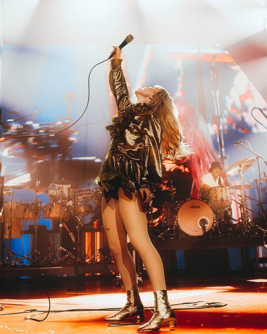 ロダルテさんのインスタグラム写真 - (ロダルテInstagram)「@yelyahwilliams wears a custom Rodarte Gold Lame Ruffled Blouse and Peplum Skirt for the second night of Paramore performances at @thekiaforum in Los Angeles. Styled by: @lindseyhartman.  Ph: @christian.x   #rodarte #hayleywilliams #paramore」7月23日 9時46分 - rodarte