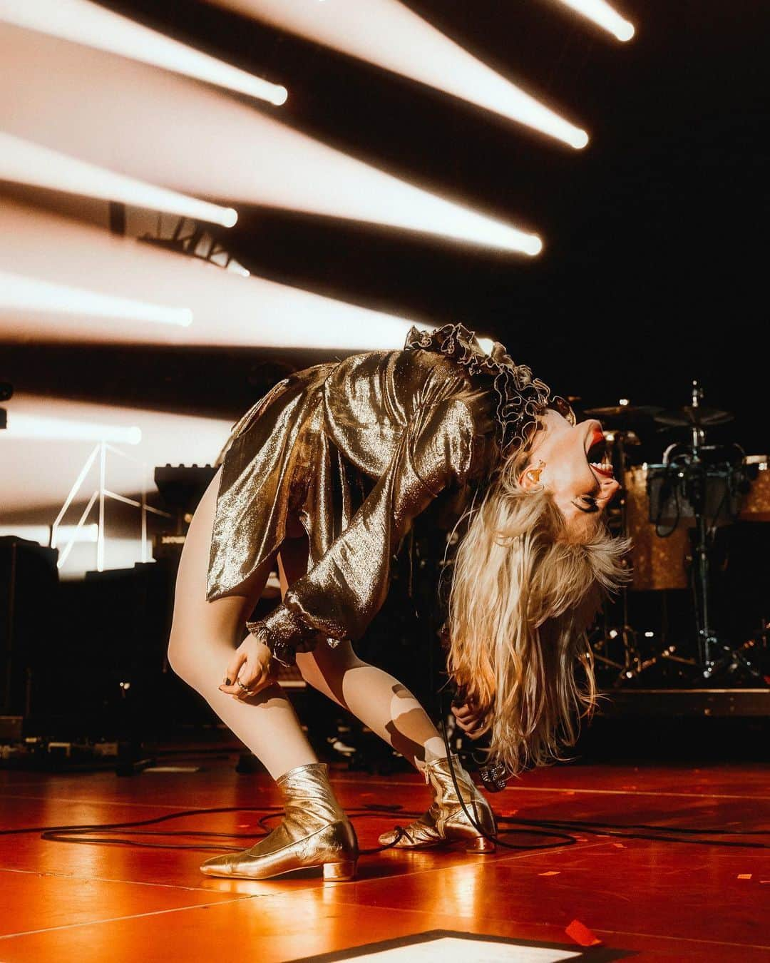 ロダルテさんのインスタグラム写真 - (ロダルテInstagram)「@yelyahwilliams wears a custom Rodarte Gold Lame Ruffled Blouse and Peplum Skirt for the second night of Paramore performances at @thekiaforum in Los Angeles. Styled by: @lindseyhartman.  Ph: @christian.x   #rodarte #hayleywilliams #paramore」7月23日 9時46分 - rodarte