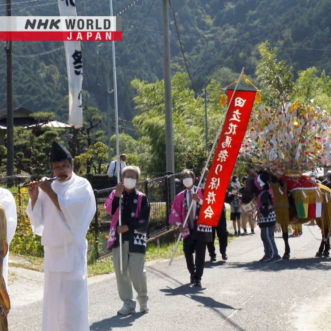 NHK「WORLD-JAPAN」さんのインスタグラム写真 - (NHK「WORLD-JAPAN」Instagram)「Journey along Kisoji, an old road in Nagano that was traveled by feudal lords, samurai and even princesses. 👸🏻 It’s home to 11 ‘post towns’ and is part of the historical Nakasendo highway connecting Tokyo and Kyoto.  💪Sumo is very popular in Kiso. Boys from the village of Okuwa prepare for a match with a prestigious club that has produced national tournament winners.  💧In Suhara-juku, communal water stations, called ‘mizubune’ (water boat), made from hollowed-out cypress logs are found throughout the town.  🐴Locals celebrate the 300-year-old Hanauma Festival. A sacred Kiso Horse carries the wishes of the community for a good harvest to the local Shinto shrine. . 👉Go deeper into these postal towns｜Watch｜Seasoning the Seasons - Kisoji: Highroad Among Mountains｜Free On Demand｜NHK WORLD-JAPAN website.👀 . 👉Follow the link in our bio for more on the latest from Japan. . 👉If we’re on your Favorites list you won’t miss a post. . . #nakasendo #postaltown #hanaumafestival #shintofestival #walkjapan #oldjapan #oldtown #oldtownroad #samurai #tsumagojuku #magomejuku #mtontake #kisohorse #matsutake #sumo #suharajuku #cypresswood #naraijuku #okuwavillage #suharajuku #kisoji #visitjapan #japantrip #nagano #japan #nhkworldjapan #japan」7月24日 6時00分 - nhkworldjapan