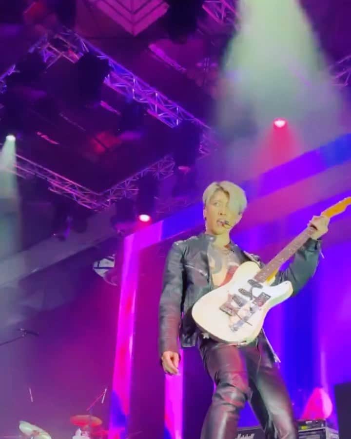 雅-MIYAVI-のインスタグラム：「Front row view by SumiCam (My mg)   Love you Singapore   🇸🇬  #昨日もがっつりバテました #革ジャンだもの #マネージャーカメラ #FCサイトでもっとあげます」