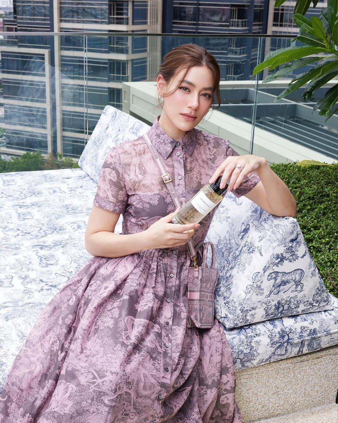 キンバリー・アン・ウォーテマス・ティアムシリのインスタグラム：「Dioriviera from La Collection Privée inspired by the rose garden near Château Noire, located in the South of France.🤍 @dior @diorbeauty #DiorivieraModeOn  #DiorLaCollectionPrivée #diorbeauty」