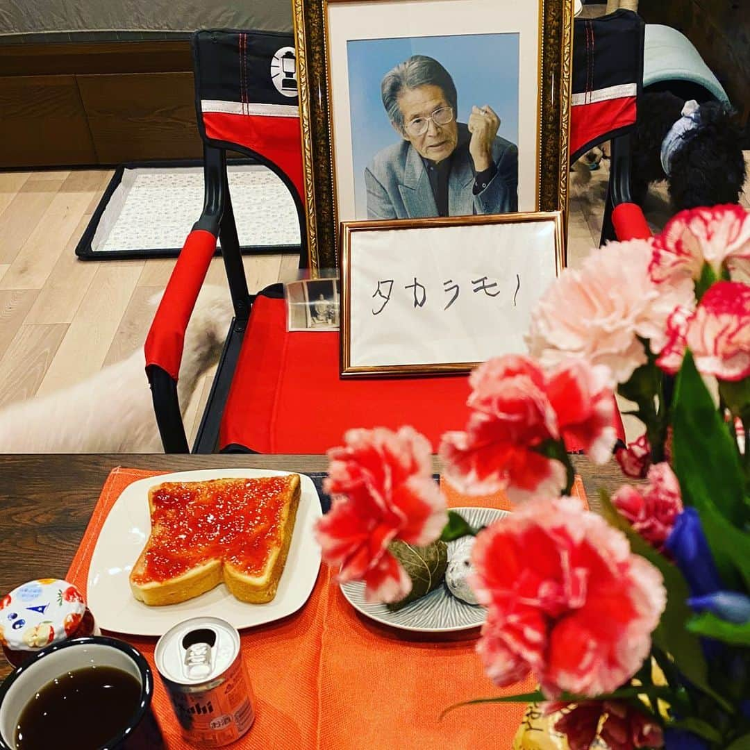 長与千種さんのインスタグラム写真 - (長与千種Instagram)「・ 7月18日 . この日は父の命日でした。 もう…随分会ってなくても 父の声はずっと忘れない。  この日 私はお仕事を入れました。  きっと 頑張ってる姿が 何より嬉しいはず。  命日に お坊さんもいらない お経もいらない  大事なのは 忘れずに話しかけて 今を伝えていくこと  精一杯の供養は 大好きだった物を供えて 話しをすること…。  カーネーションの 花言葉 無垢なる愛  #親父 #命日 #語る #愛してる #ありがとう」7月23日 9時55分 - chigusanagayo