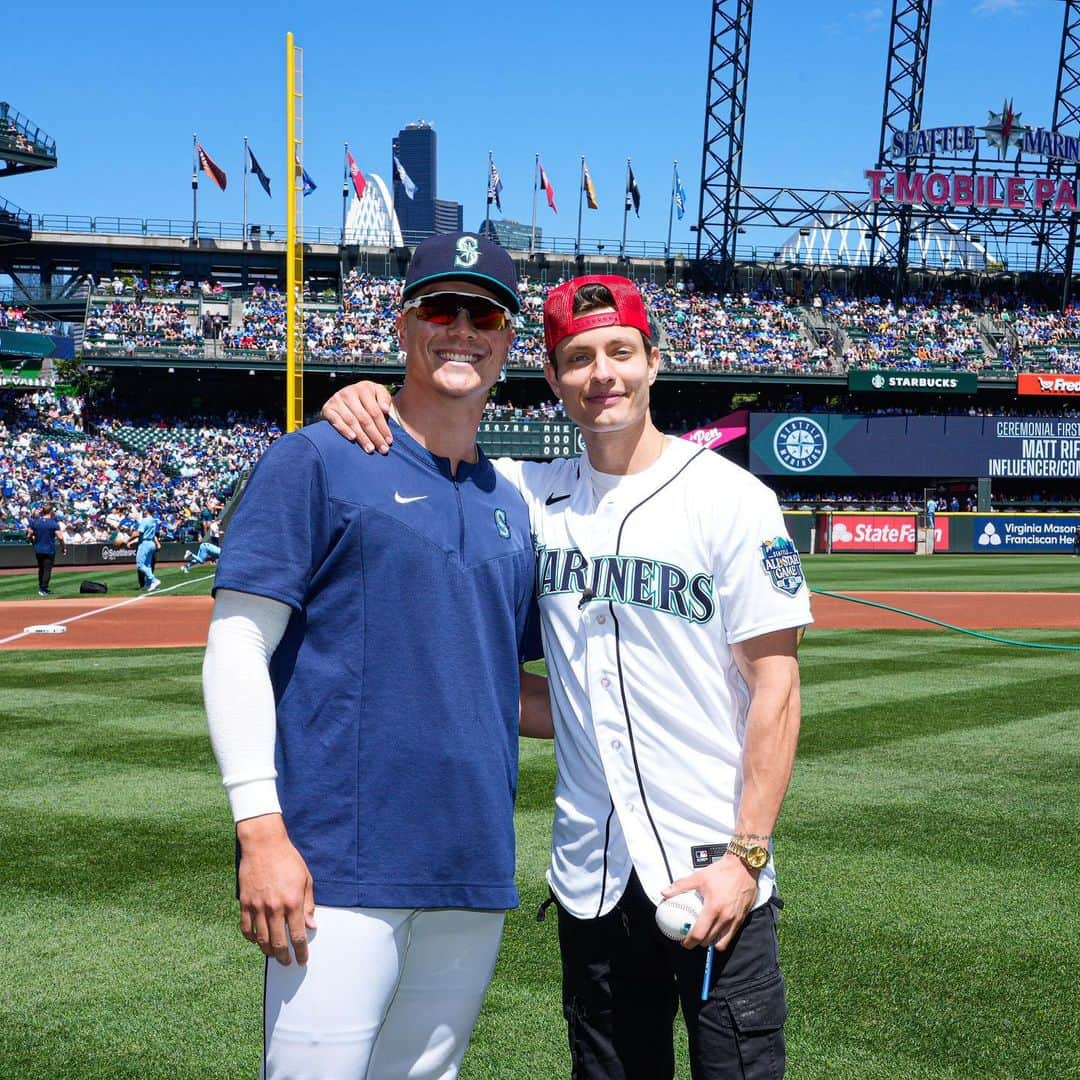 シアトル・マリナーズさんのインスタグラム写真 - (シアトル・マリナーズInstagram)「Walking (to the mound to throw out the first pitch) red flag 🚩   Thanks for hanging out with us, @mattrife!」7月23日 9時56分 - mariners