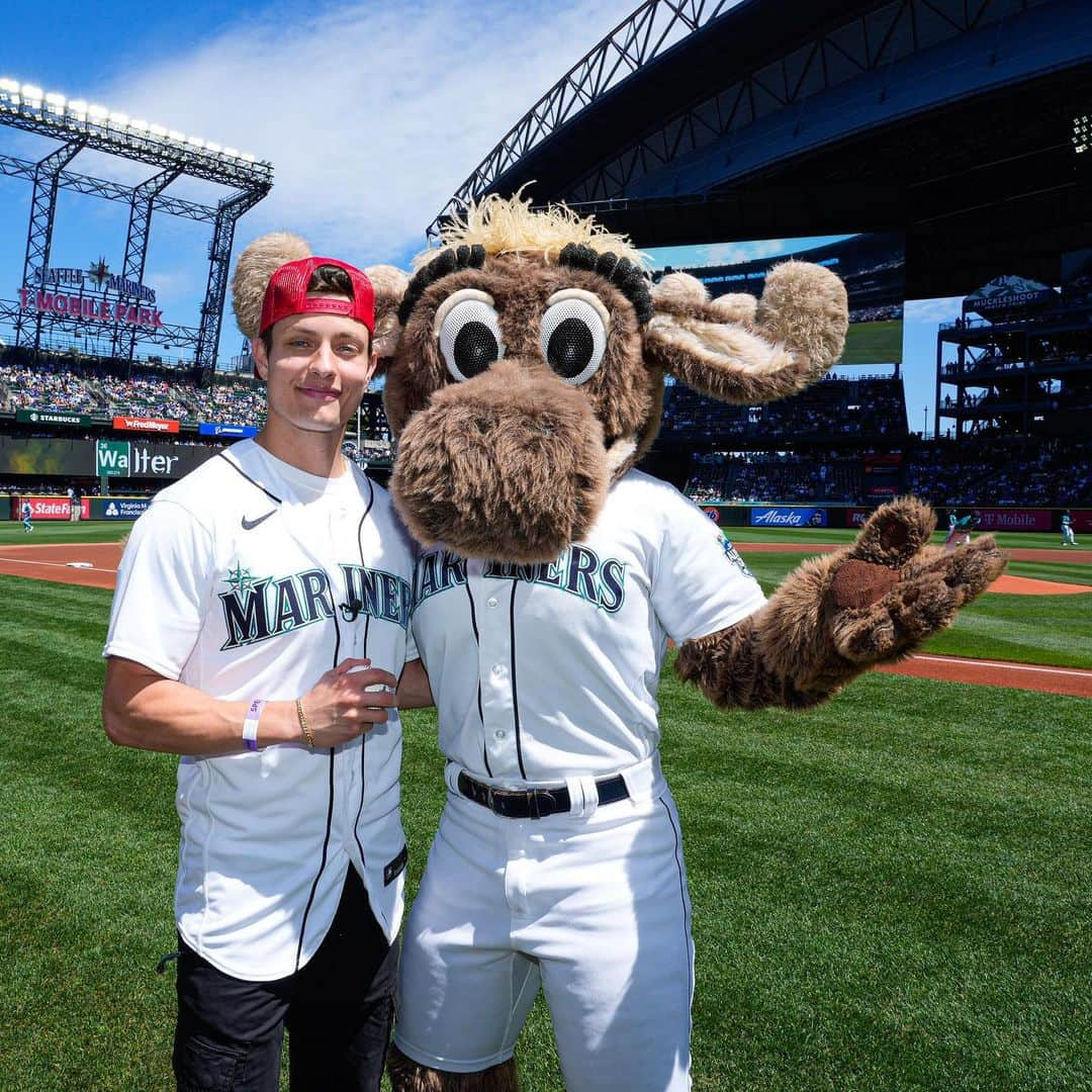 シアトル・マリナーズさんのインスタグラム写真 - (シアトル・マリナーズInstagram)「Walking (to the mound to throw out the first pitch) red flag 🚩   Thanks for hanging out with us, @mattrife!」7月23日 9時56分 - mariners