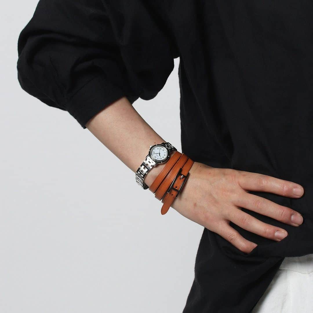 HIROBさんのインスタグラム写真 - (HIROBInstagram)「VINTAGE HERMES Clipper  Clipper & Leather Bracelet  暑い夏でもシルバーの時計とレザーアイテムを合わせた軽すぎない腕元の組み合わせが結構オススメです。  #hirob  #baycrews  #vintagewatch #vintagehermes  #hermes #hermesclipper」7月23日 10時00分 - hirob.jp