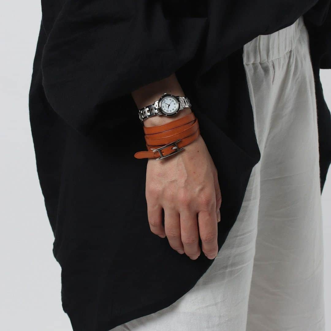 HIROBさんのインスタグラム写真 - (HIROBInstagram)「VINTAGE HERMES Clipper  Clipper & Leather Bracelet  暑い夏でもシルバーの時計とレザーアイテムを合わせた軽すぎない腕元の組み合わせが結構オススメです。  #hirob  #baycrews  #vintagewatch #vintagehermes  #hermes #hermesclipper」7月23日 10時00分 - hirob.jp