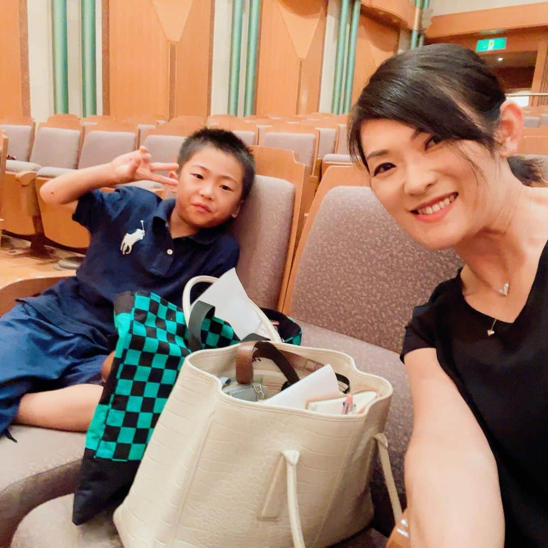 生島早織さんのインスタグラム写真 - (生島早織Instagram)「ピアノの発表会🎹  リハーサル直前❣️  長男は緊張して固まっています😅  次男は、ベートーベンみたいに弾くって🎹  頑張ってね❣️  #双子育児 #双子ママ #双子兄弟 #双子それ #双子あるある #双子連弾 #ピアノの発表会  #リハーサル中 #緊張してる」7月23日 10時03分 - saori.ikushima