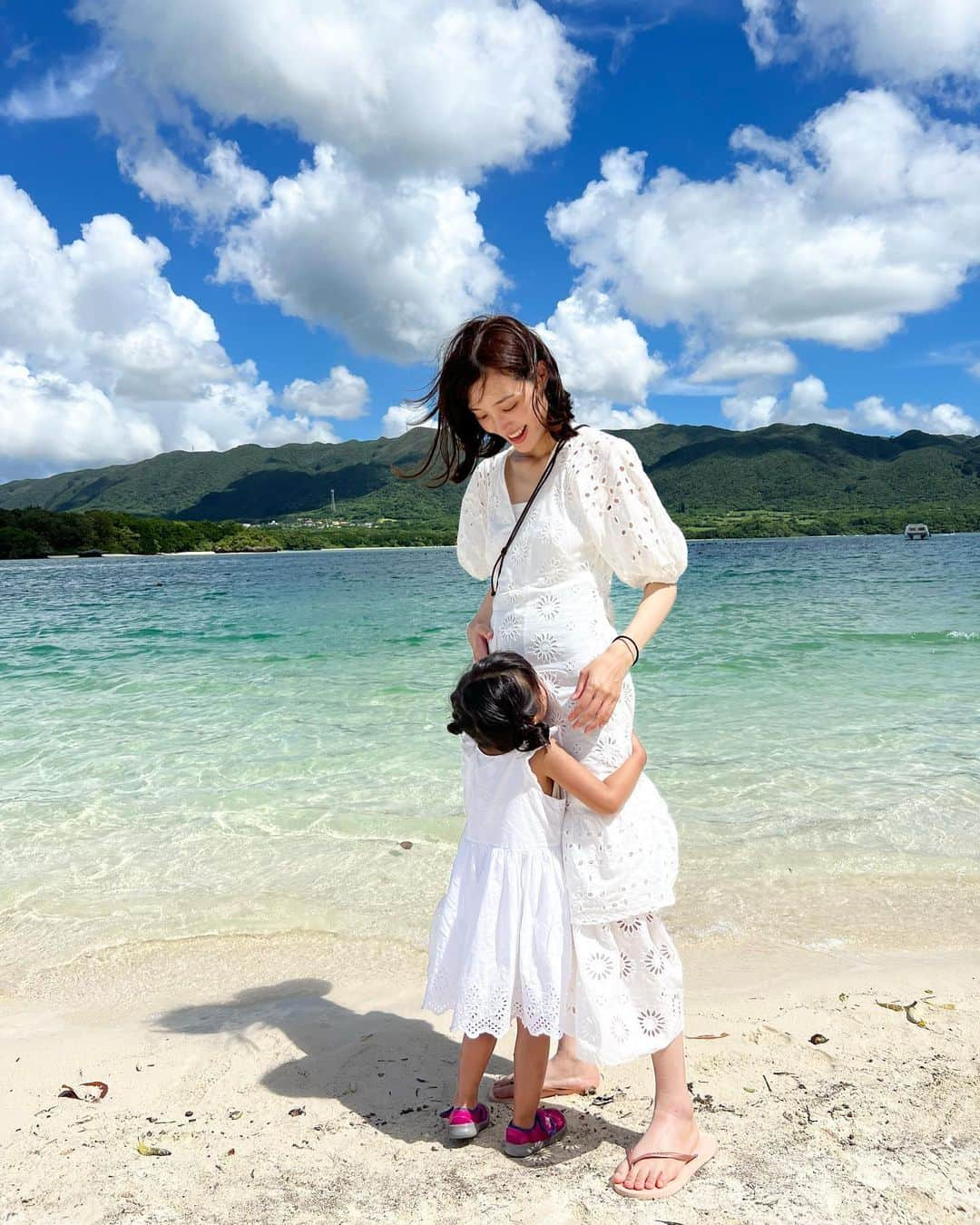 大浦育子さんのインスタグラム写真 - (大浦育子Instagram)「私事ではありますが、現在第二子を妊娠中で秋頃に出産予定です🤰  ちょうど娘が、ママ、赤ちゃん欲しいから買ってきて〜どこに売ってるの？毎日のように言い出したタイミングでの妊娠発覚。偶然なのか必然なのか、この奇跡を大切にし日々過ごしたいと思います✨産まれたら赤ちゃん返りする気しかしないけど笑、今のところとっても楽しみにしてくれています☺️体調は変わらず良いので、残りのマタニティライフも無理せず楽しみたいと思います❣️ . #妊娠報告 #マタニティライフ #2人目」7月23日 10時04分 - ikuko_oura