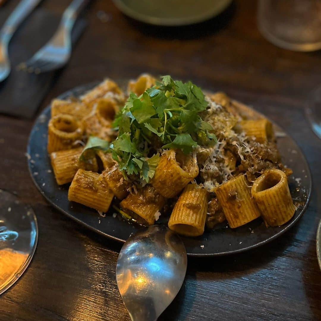 OKAのインスタグラム：「全ての料理に漂うエスニック感。オリジナリティもあって洗練されているのに庶民派の味。ワインもとても美味しかった。最近行ったお店で1番気に入っています。 #ユーラシアンスパイス料理」