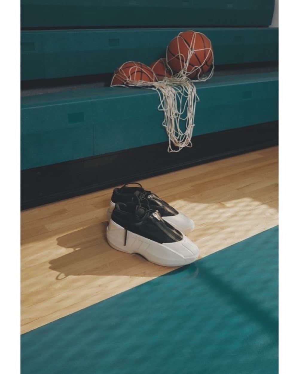 アトモスさんのインスタグラム写真 - (アトモスInstagram)「. adidas BASKETBALLバスケットボールから、バスケットボールへの情熱とオーセンティックなスタイルを追求したCRAZY IIINFINITY 2.5が登場。 CRAZY IIINFINITY 2.5は、あらゆる雑音を排除し、バスケットボールをプレーする、その情熱の原点へ回帰する「REMEMBER THE WHY 」をテーマにした「 THE 2023 COLLECTION: CHAPTER 03 」です。 adidas BASKETBALLの伝統を踏襲し、コートの中でも外でも、さまざまなシーンで活躍するスタイルを生み出す、新世代のエネルギーがインスピレーションとなっています。 クリーンなブラックとホワイトのカラーウェイで、ダイナミックなシンセティックとテキスタイルのアッパー、洗練された熱可塑性ポリウレタンのサイドウォール、無限の快さのためのジッパー付きメッシュシュラウドを特徴とした大胆なデザイン。 本商品は、現在atmos-tokyo.comにて抽選受付中。  adidas BASKETBALL Basketball introduces the CRAZY IIINFINITY 2.5, a passion for basketball and authentic style. The CRAZY IIINFINITY 2.5 is "THE 2023 COLLECTION: CHAPTER 03" with the theme of "REMEMBER THE WHY" that eliminates all noise and returns to the origin of its passion, playing basketball. Following in the tradition of adidas BASKETBALL, the inspiration is the energy of a new generation that creates styles that work in a variety of settings, both on and off the court. In a clean black and white colorway, the bold design features a dynamic synthetic and textile upper, polished thermoplastic polyurethane sidewalls, and a mesh shroud with zipper for endless pleasure. This product is currently available for lottery orders at atmos-tokyo.com.  #atmos # adidas #RememberTheWhy  @adidastokyo」7月23日 10時06分 - atmos_japan