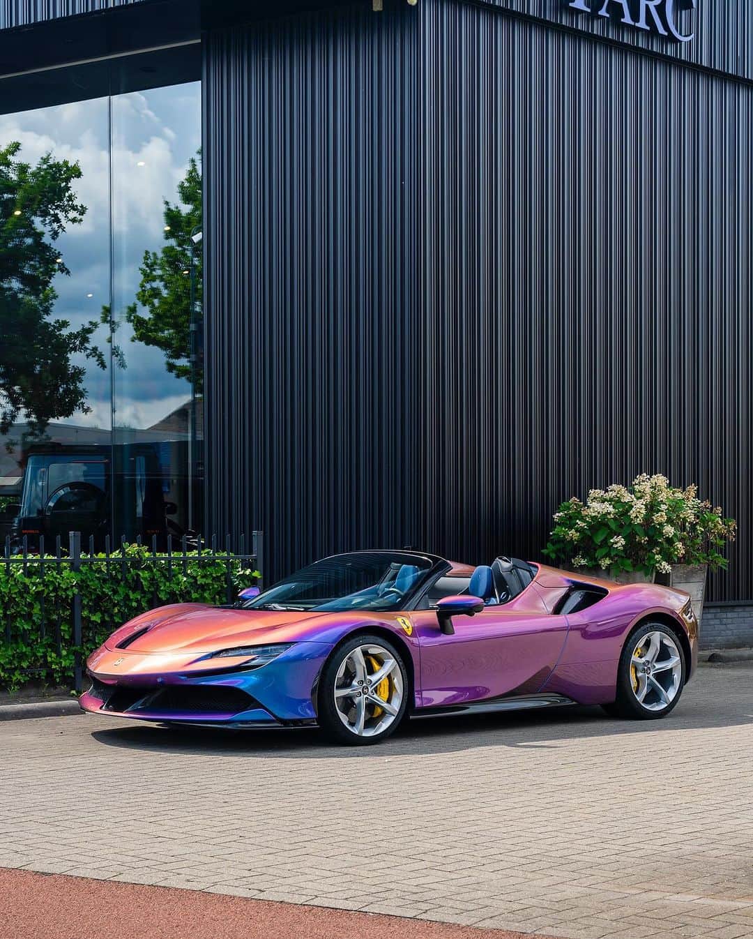 CarsWithoutLimitsのインスタグラム：「Glossy Azzurro Iridenscente SF90 Spider  📸 @ernesto.photo   #carswithoutlimits #ferrari #sf90 #ferrarisf90 #ferrarisf90spider #sf90spider」