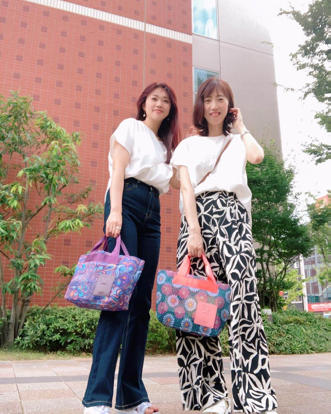 ERINA UENOさんのインスタグラム写真 - (ERINA UENOInstagram)「2023.07.22 🇬🇭💛🤍 18歳の時から一緒に ShoppingとFasionを楽しんでる親友。 （大学時代は指定の制服だった）  ▷ @cloudy.tokyo  岩田屋POP UPで購入した African Textile  Mesh Tote Bag（Extra Small）  @arichii__ のは 福岡岩田屋限定カラー🩷 すべてのアフリカンテキスタイルに それぞれ意味が込められています。  アフリカの教育・雇用創出を目的に活動し これまで1600名の子どもたちの教育の機会、 450名の障害者と女性雇用、 約100万食の給食を届けてこられた （NPO）CLOUDYさん。  CLOUDYの売り上げの一部は NPOの活動に充てられています🤲  これからも楽しみながら…🌈 昨日も楽しかったね🍨  * *  ⁡ #CLOUDY  #cloudytokyo  #ファッション⁡ #アフリカ ⁡ #福岡  #福岡ママ  #アフリカ支援 #福岡岩田屋⁡  #denim ⁡ #fation  #Fukuoka  #メッシュバッグ  #summer  #デニム」7月23日 10時17分 - erina_flowdia