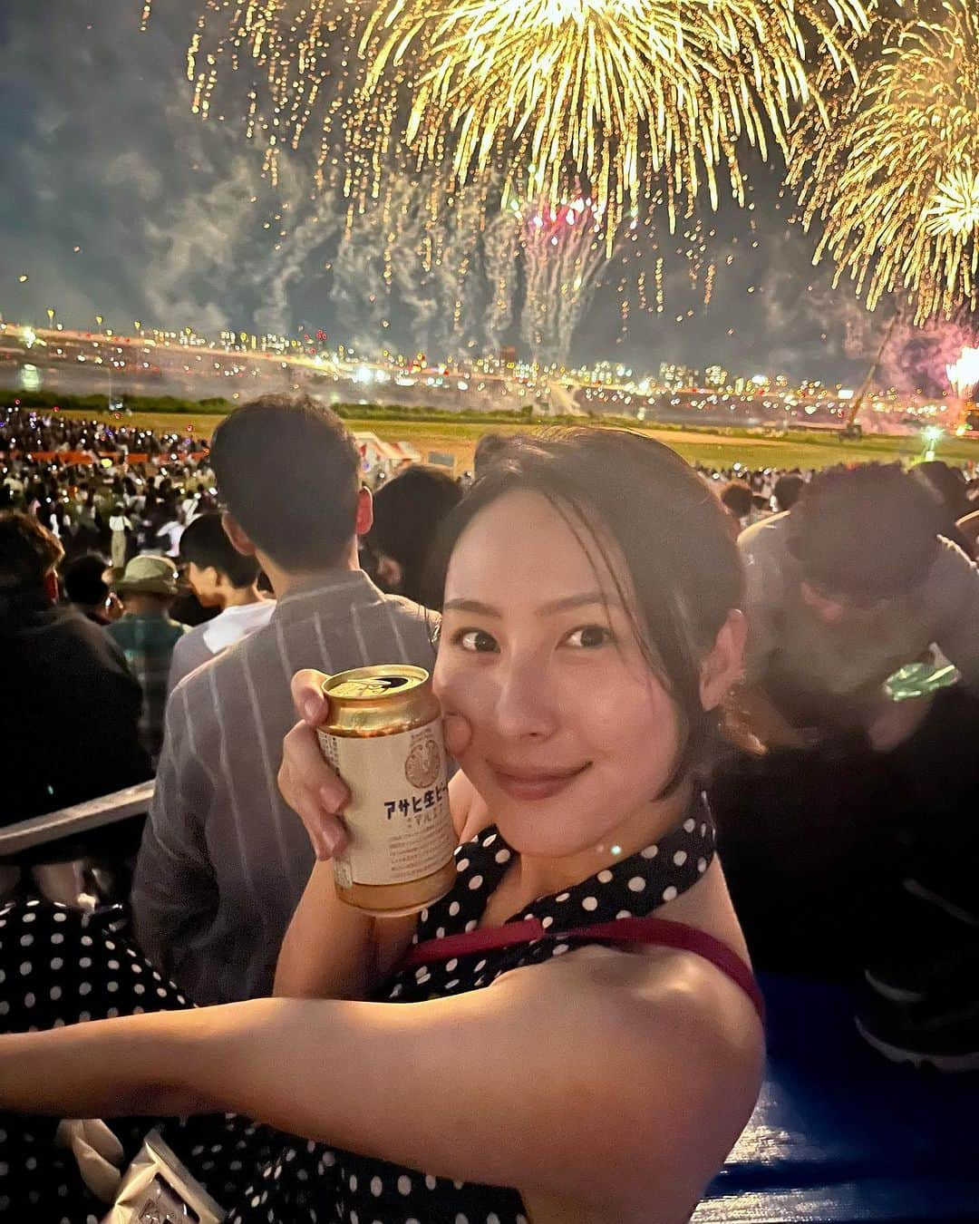 里彩のインスタグラム：「夏だ〜〜！！🎆🍻❤️‍🔥  花火大会が戻ってきて嬉しい〜！🥹✨  今年の夏は浴衣を着たいな☺️👘 何色の浴衣を着ようか迷うな🤔  #fireworks #summervibes #summerfestival #matsuri #hanabi #花火大会 #足立花火大会 #祭り #夏祭り」