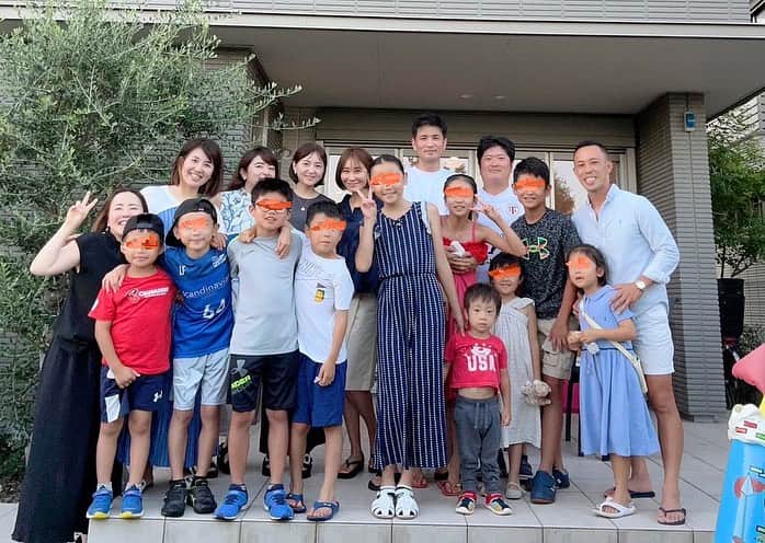森上亜希子のインスタグラム：「1枚目、最高やん🫶  2枚目、お互いに忙しくて中々会えなかった年中さんからの幼なじみと久しぶりに再会の長男。2人とも大きくなったなぁ🥹  3枚目は可愛い可愛い2人と！  #家族 #家族時間 #familytime #夏休み #感謝 #tennis #テニス」