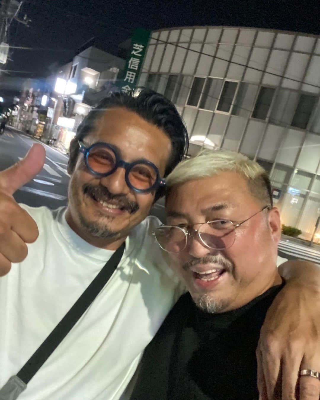 石塚啓次のインスタグラム：「カッコエエ友達確保！ 店行くわ！って言ってたけどグーグルマップ見たら遠すぎて3時間前「悪い場所変えれるか」ってイモ引いたらアカンって怒られました、、、 押忍押忍！ 男が惚れる男！ 女性にはモテなさそう、、、、 押忍押忍！  #石塚啓次 #YouTube #宵宵祇園  #yoiyoigion  #ブエナビスタデポルテ #buenavistadeporte #バルセロナ」