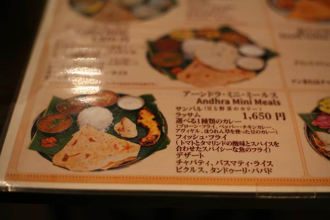 職人.comさんのインスタグラム写真 - (職人.comInstagram)「【インドカレー】  札幌ではスープカレーの深い味わいに感激し、京都ではCoCo壱の15辛に初挑戦。どうもカレーの存在感が増してきた最近なのですが、昨年以来となる東京出張では、銀座ショールームの最寄りの南インドカレー専門店「アーンドラ・ダイニング 銀座」へ行ってまいりました。暑いとスパイスの効いたカレーが食べたくなる。それは、スパイスの持つ効能と、カレーの故郷・インドの気候が理由かもしれません。  カレーを作るうえで欠かせないスパイスは、暑い地域においていかに食糧を保存し、食欲を維持するかという問題と密接に関係しながら発展してきました。スパイスの歴史はインダス文明のころに遡ると考えられ、現在世界各国の食卓で使われている黒胡椒やクローブは、紀元前3000年ごろにはすでに使用されていたそうです。世界に100種類以上はあるといわれているスパイスは、それぞれに食欲増進や消化作用、殺菌効果などの効果を備え、組み合わせによってさまざまな効果を発揮してくれます。  季節の変化がはっきりしており、夏は暑く冬は非常に冷え込む北インド。北インドのカレーは、バターチキンカレーに代表されるように、ソースに油分がたっぷりと含まれた濃厚な味わいが特長です。北インドの主食は小麦粉の生地をタンドゥールという窯で焼いたナンが有名ですが、家庭では生地を薄く延ばして焼いたチャパティや油で揚げたプーリーなどが食べられています。質の良い乳製品がとれる土地柄から、ソースの材料にはバターや生クリームもふんだんに使われます。真冬の明け方は5度以下まで冷え込むこともあるという北インドでは、スパイスと乳製品を使ったこってりとしたカレーは、冷え込む冬の体を温めるためにも一役買っているといえるでしょう。  対して熱帯気候に属し一年中高温多湿な南インドでは、あっさりとしてスパイシー、サラサラとしたスープ状のルーが特徴。カレーリーフやマスタードシードといったスパイスのほかにも、甘酸っぱいフルーツや甘いココナッツミルクの風味が、さっぱりとしていながらスパイシーなカレーにアクセントを与えてくれます。南インドの主食はお米で、粘り気の少ないバスマティライスでカレーを食べるという点で、北インドのカレーとは食べ方も大きく異なります。  アーンドラ・ダイニング銀座は、銀座ショールームのある奥野ビルから徒歩2分。休日のランチタイムには、開店から満席になることも珍しくありません。店内のお客さんの多くが注文される人気のアーンドラ・ミールスは、選べる2種類のカレーに、サンバル、ラッサム（タマリンドと胡椒のスープ）、ボリヤル（野菜のあっさり炒め煮）に、ヨーグルトとデザート、チャパティ、バスマティライス、ピクルス、パパドとかなりボリュームたっぷり。2度目の来訪となる今回は、1種類のカレーが選べるアーンドラ・ミニ・ミールスを頼んでみました。スパイスをベースに酸味や甘味がリズミカルに登場し、一気に食べきってしまうおいしさです。夏バテで疲れた体もスパイスの効果で食欲が増すこと間違いなしですので、銀座ショールームにお立ち寄りの際にはぜひ南インドのカレーも一緒に味わってみてください。  アーンドラ・ダイニング 銀座 https://genj200.gorp.jp/ 銀座ショールーム https://www.shokunin.com/jp/showroom/ginza.html  参考資料 https://www.asc-jp.com/syokubu/spice/ https://voxspice.jp/spicestory/1660 https://nishikiya-shop.com/column/159  @shokunincom  #職人ドットコム #キッチン用品 #調理道具 #調理器具 #料理道具 #台所道具 #手仕事 #暮らしの道具 #暮らしを楽しむ #工芸品 #民芸 #民藝 #器のある暮らし #焼き物 #生活工芸 #職人ドットコム銀座ショールーム #奥野ビル #奥野ビル205 #銀座アパートメント #銀座1丁目 #名建築 #歴史的建造物 #銀座奥野ビル #奥野ビル銀座 #アーンドラダイニング #アーンドラダイニング銀座 #南インドカレー #インドカレー #インドカレー銀座 #銀座インドカレー」7月23日 10時27分 - shokunincom