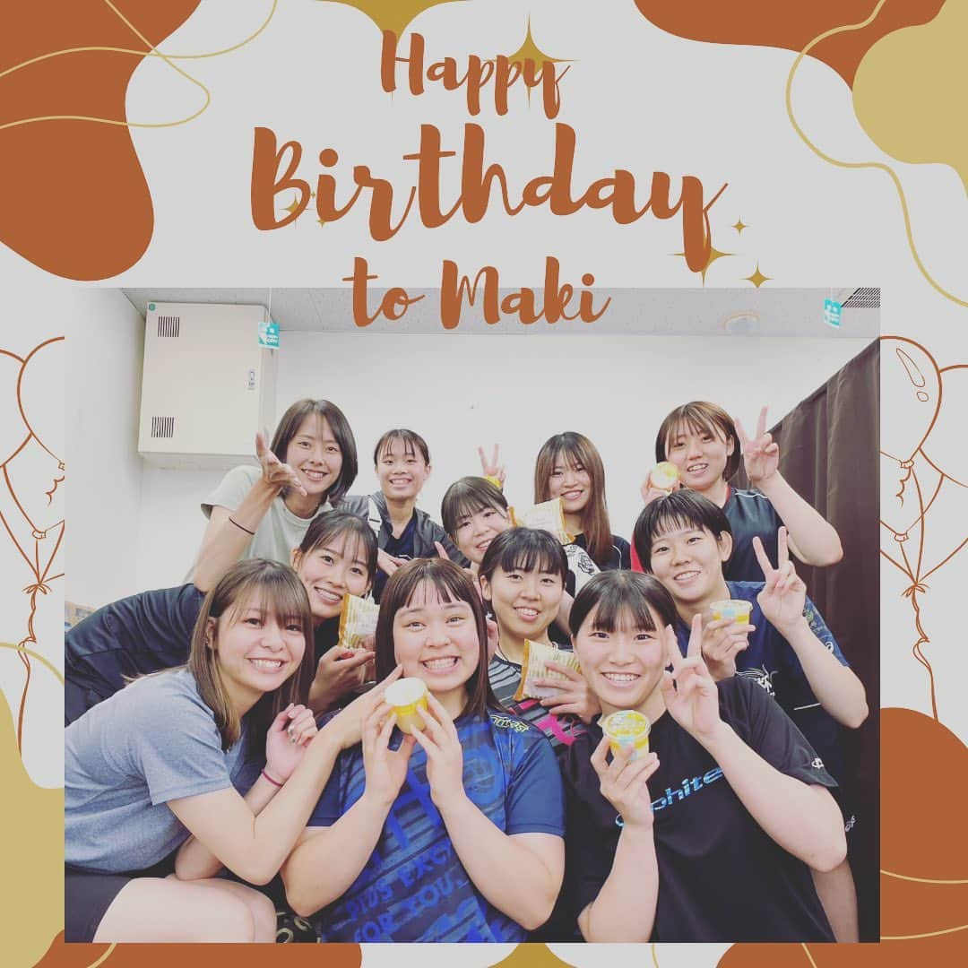 吉岡可奈のインスタグラム：「. ハッピーバースデー🎊🎂 . 大村マキが7月12日で 20歳を迎えました〜👏👏 遅くなってしまいましたが みんなでお祝いしました🍰 . チーム最年少、ぱっちりお目々に 眉上の前髪が特徴👀 ペコちゃんの雰囲を漂わせてるマキ👧🏻 これからますますの成長に期待です🌸 節目の20歳、 楽しい年になりますように〜⭐️ . .  #ヴィアーレ兵庫 #大村マキ #背番号13 #セッター #20歳 #誕生日おめでとう」