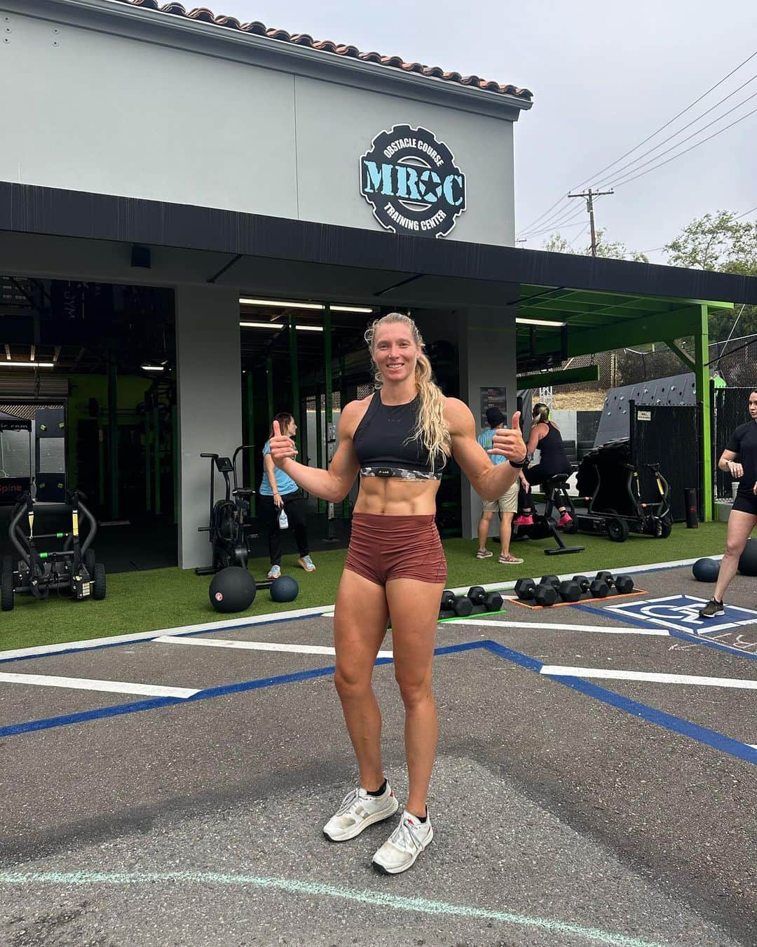 カーリー・ウォパットのインスタグラム：「Second time is the charm!  20:30 ⏱️ on my Deka Mile at @mroc_oceanside this morning earned me a 5th place ranking in the world, and a spot at @deka.fit World Championships in December. I shaved off 3 min & 20 seconds in 12 days from my first attempt w/ @geigercoaching. That means I’ve qualified for both Deka Strong (snagged the WR) & Deka Mile, and I just have Deka Fit to go.   These races are all similar in that the 10 stations of functional fitness stay the same, just the running in between increases. You’d think you can race them relatively the same way, but pacing changes entirely as running is added into the mix. I learned that on my first Deka Mile attempt. It’s an art of knowing when to push and pull back, and you can only figure it out through the actual act of racing.   Knowing your body thoroughly and being able to control it down to the finest details.. that is where you separate yourself from the rest. The pursuit of self mastery.   It takes time & self awareness. Intense training sessions (often alone). No music. No distractions. Lots of questions. And the will to go the distance. It’s going to hurt sometimes. And that’s okay. You must stoke that fire hotter and deeper each session to ignite change.   #toetheline」